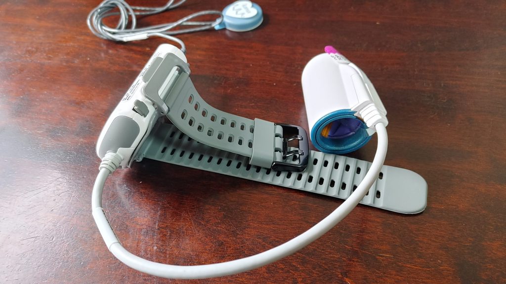 ウォッチパット300にはセンサーと指につける機器が付いている